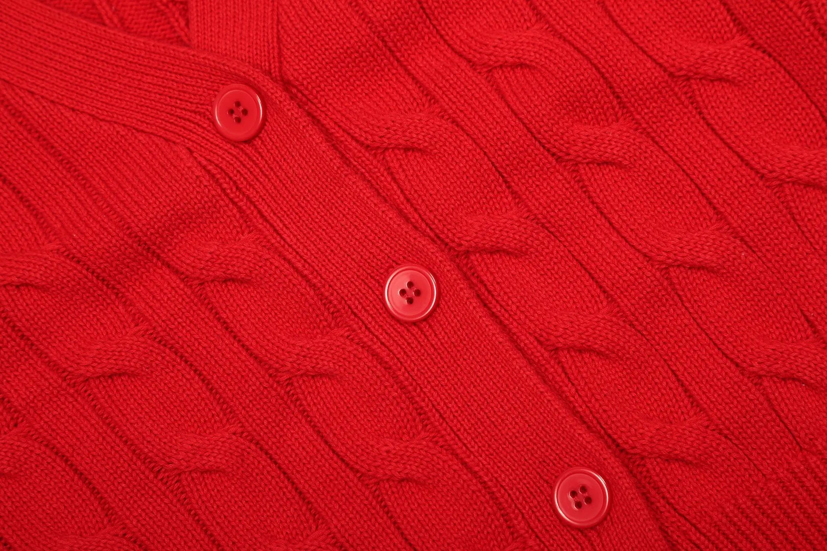 P250 Top quality" Style number: DS113# (not off the shelves all year round) [Ralph Lauren large V-neck solid color pony embroidered logo twist knitted cardigan] ✅Ralph Lauren classic basic versatile goddess style large V-neck knitted cardigan jacket ✅Main supply platform live broadcast Wholesale entities Replenish when out of stock Not off the shelves ✅ZP quality 1:1 version Scan the code to enter the GF website Counter quality ✅Detailed quality is the only one in Guangzhou Imported quality cotton yarn, focusing on high-end, cost-effective, good quality needless to say ✅The version is restored to the original order, the maximum size can be worn up to 160 pounds, loose, comfortable and stress-free ✅The upper body is simple and easy to match, ootd must-have style, good-looking clothes are never picky, a must-have in the goddess' wardrobe. Size: S-XL Color: Black White Gray Light Blue Khaki Pink Yellow Chinese Red Navy Blue White Label Navy Blue Red Label